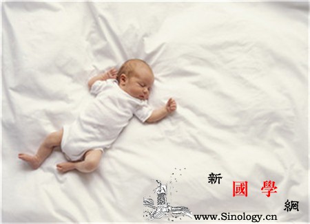 新生儿睡觉挣扎脸通红是怎么回事怎样让宝宝睡_粑粑-睡得-通红-干结-