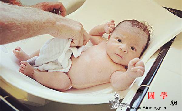 新生儿冬天洗澡注意事项洗澡后护理措施也很重_浴室-注意事项-护理-洗澡-