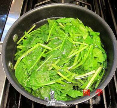菠菜鸡蛋饼的家常做法_红萝卜-胡椒粉-拌匀-菠菜-