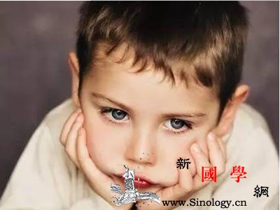 五岁孩子溜肩驼背怎么办_驼背-挺胸-站立-五岁-