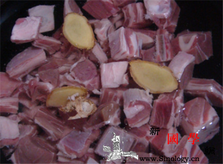 河南正宗红烧肉的做法_姜片-料酒-猪肉-蒜黄-