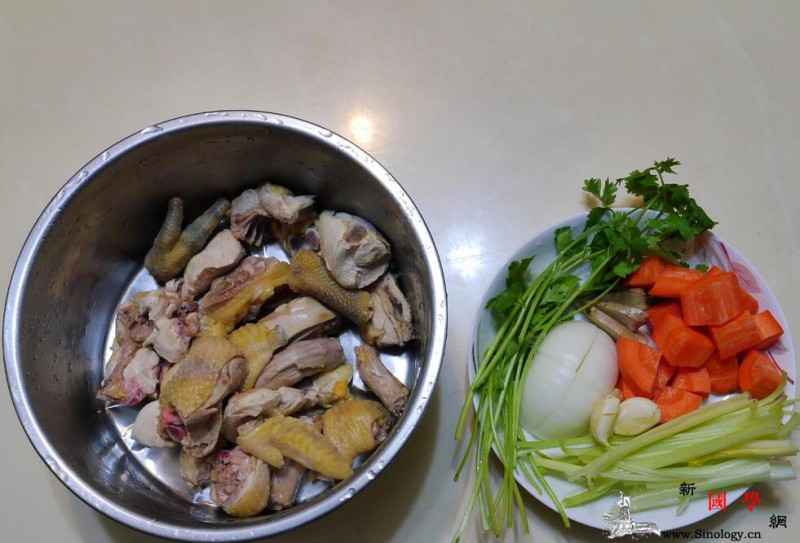 胡萝卜洋葱炖鸡汤营养师推荐的抗流感鸡汤_蒜头-鸡肉-洋葱-调味料-