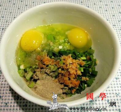 早餐韭菜鸡蛋饼的做法软软糯糯的早餐饼_调味料-拌匀-韭菜-虾米-