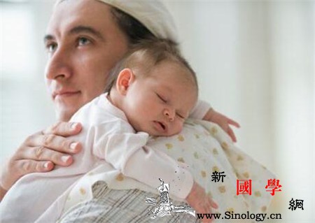 新生儿频繁打嗝怎么办_挠痒-打嗝-脚底-抱起-
