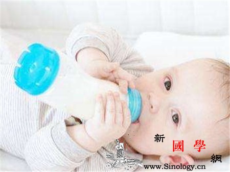 早产儿喝奶量多少正常怎样判断宝宝是否吃饱_早产儿-个月-吃饱-牛奶-