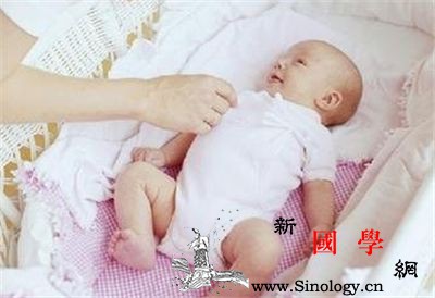 如何帮新生儿穿衣服手把手教你给宝宝穿衣服_袖子-上衣-穿衣服-手把手教你-