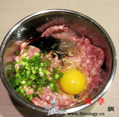 醋溜丸子的家常做法小孩子也会轻易爱上的肉丸_肉丸子-姜末-甜面酱-黏性-