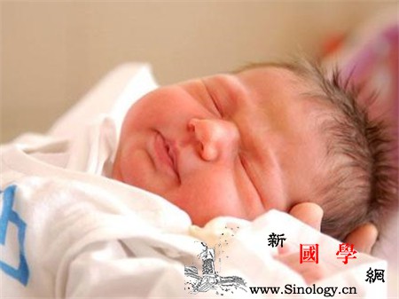 新生儿出生多久能看见东西宝宝视力发育全过程_个月-物体-视力-手眼-