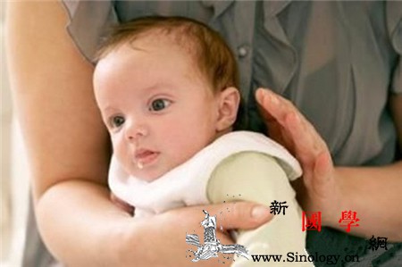 宝宝拍奶嗝正确姿势新生儿打嗝常用拍嗝姿势_打嗝-拍打-姿势-正确-