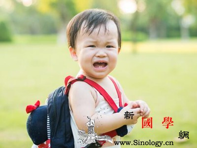 孩子哭闹不止怎么办_和他-哭闹-爸爸-东西-
