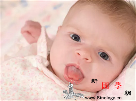 新生儿吐舌头怎么回事正常吗？_唾液腺-怎么回事-吐舌头-家长-