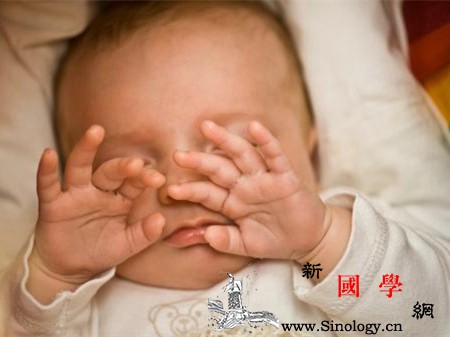 新生儿不睡觉的原因有哪些要怎么应对_尿布-哭闹-白天-原因-