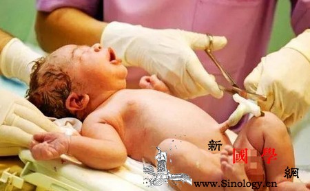 宝宝出生后的10分钟内医生会对孩子做这6件_脐带-鼻孔-医生-宝宝-