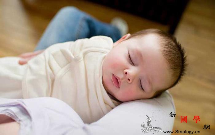 宝宝一放到床上就醒就哭怎么办试试“九步法”_惊跳-步法-睡眠-试试-