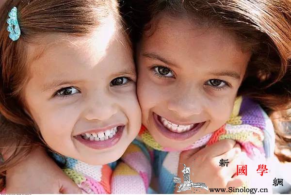 3岁前的孩子社交能力该如何培养呢？_同龄-社交-家人-孩子-