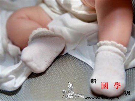 新生儿穿袜子还是脚套如何给新生儿选袜子_袜筒-袜底-线头-松紧-