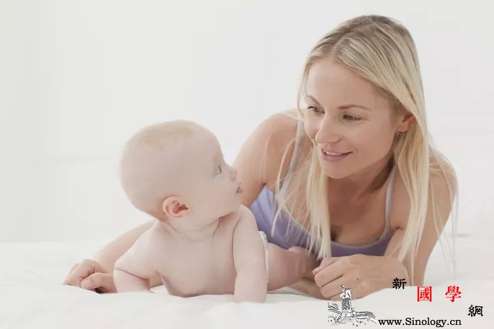 如何应对新生儿哭闹？_把他-哭闹-哭声-婴儿-