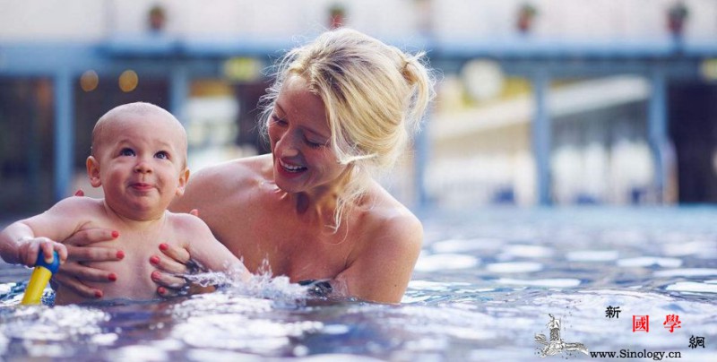 宝宝肚脐易感染新生儿游泳需注意的不只这一点_肚脐-水温-个月-游泳-