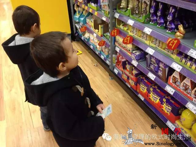 英国实拍：零财商基础的4岁娃怎样花掉10英镑_哥俩-英镑-双胞胎-山姆-