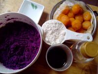 广式紫薯蛋黄月饼_面团-咸蛋-花生油-糖浆-