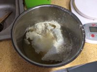 苏式肉松蛋黄月饼_玉米油-黑芝麻-面团-肉松-