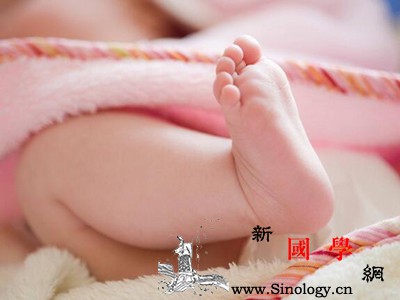 儿童脚崴了怎么办_云南白药-红花油-冷敷-热敷-