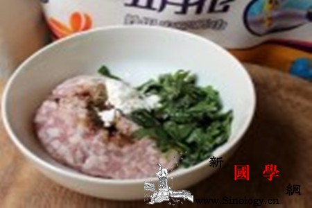 红烧镶茄子_姜末-肉馅-料酒-搅动-