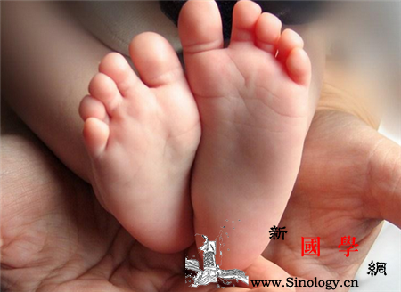 脚指甲变黑是怎么回事_外伤-遗传-维生素-指甲-