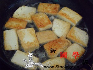 浇汁豆腐_老豆腐-铲子-青椒-香菇-