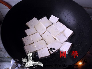 鱼香豆腐_茶匙-辣椒酱-白糖-倒入-