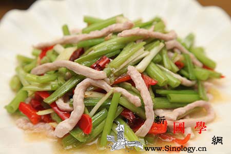 产后瘦身食谱之芹菜肉丝_汤匙-芹菜-倒入-肉丝-