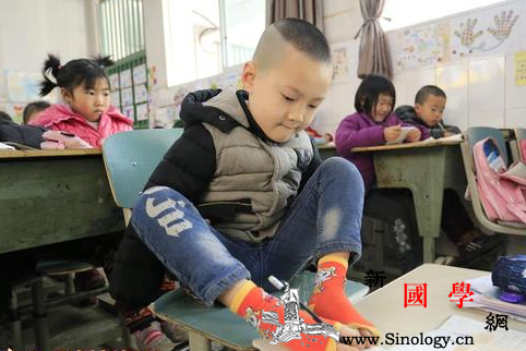 8岁"无臂男孩"成双优生曾脚"捻"头发丝训_优生-射洪-成双-天健-
