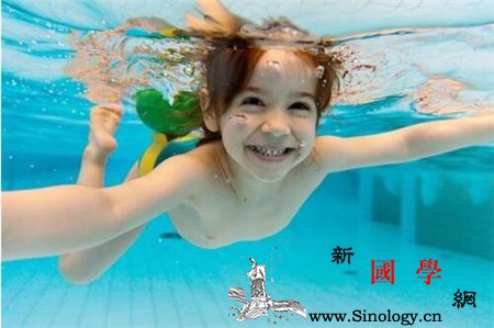 儿童夏天游泳的好处和坏处_消暑-重力-游泳-夏天-