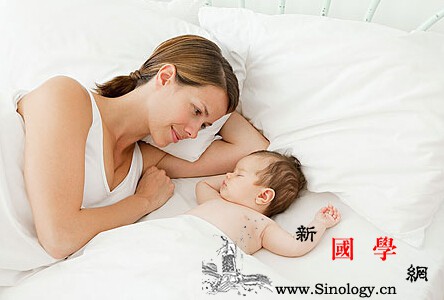小孩头型是睡出来的“四点”睡出漂亮头型_囟门-侧卧-头型-个月-