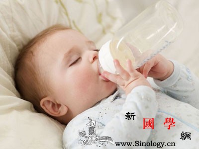 婴儿打嗝的时候可以喂奶吗？婴儿打嗝喂奶容易呛_打嗝-喂奶-背部-拍打-