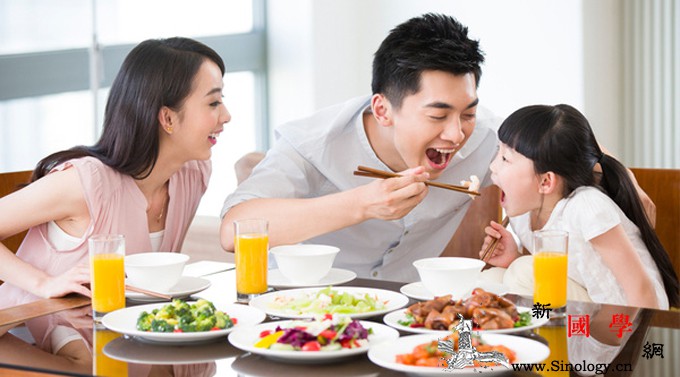 吃饭能看出一个孩子的教养_饭桌-爱吃-餐桌-客人-