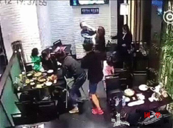 别人家的“熊孩子”能随便打吗？_公共场所-女大学生-尖叫-妈妈-