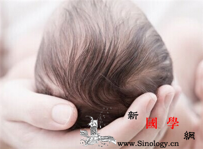 宝宝头发稀少发黄是什么原因？_头发-洗头-稀少-头皮-