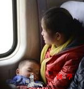 一岁宝宝坐火车怎么睡觉？_意外保险-抱着-卧铺-远行-