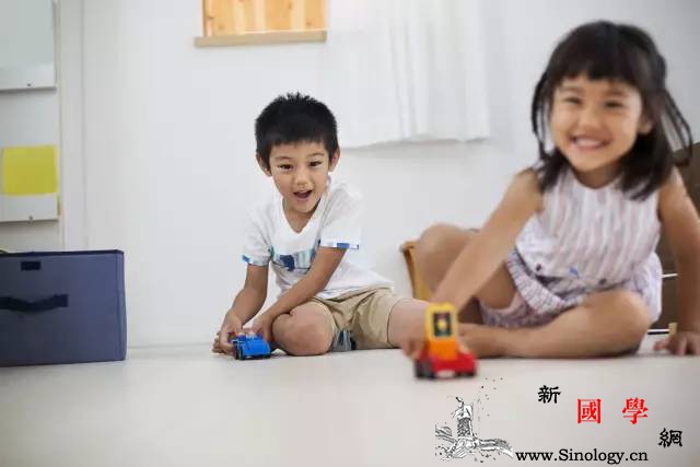 孩子的衣服不要超过5套？心理学家的分析令人折_玩具-孩子-选择-孩子们-