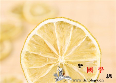 柠檬片泡水能祛斑吗_柠檬水-肾结石-柠檬酸-水能-