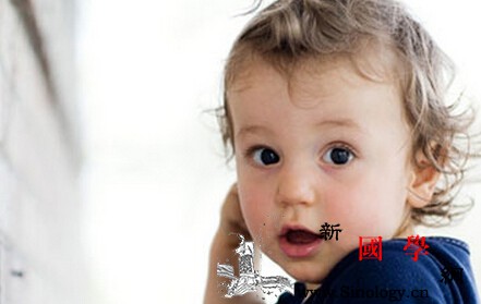 宝宝老揪耳朵怎么回事？_耳部-棉签-牙龈-怎么回事-