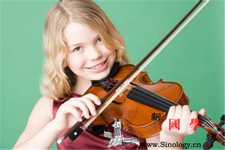 周董女儿3个月玩钢琴音乐启蒙一定要趁早！_启蒙-乐器-妈妈-宝宝-