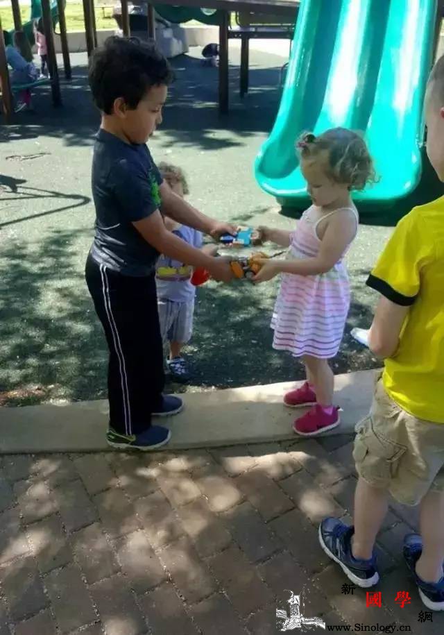 儿子被要求分享玩具妈妈拒绝得到10万赞_明治-看着-儿子-母亲-