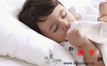 宝宝含奶瓶睡觉怎么改_奶瓶-含着-睡前-注意力-