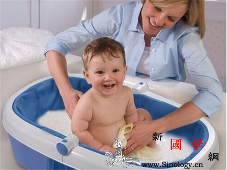 夏天婴儿一天洗几次澡_澡盆-脐带-几次-水温-
