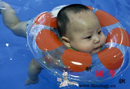 宝宝游泳用颈圈好不好？_气圈-腋下-溺水-玩水-