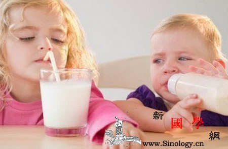 宝宝喝奶太多竟然会营养不良？_摄入-牛奶-吃饭-食物-