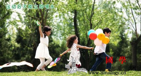 都说喝水好千万不要给孩子这4个时候喝水不_胃酸-喝水-孩子-缺水-