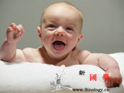 婴儿吐奶怎么回事_喂奶-怎么回事-爸妈-躺着-